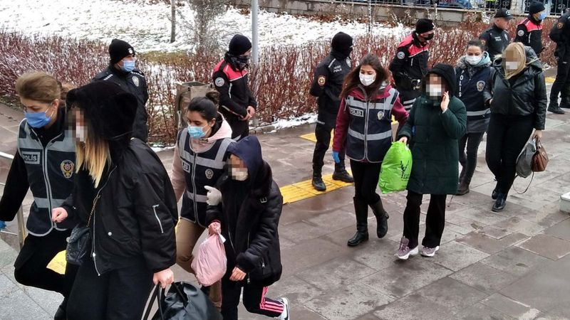 Güzellik merkezi, müşterileri sözleşmelerle oynayarak dolandırdı