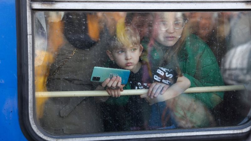 Binlerce Ukraynalı, Rusya'nın saldırdığı Kiev'den trenlerle kaçtı