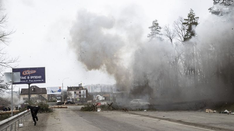 Ukrayna'da çatışmaların arasından kaçmaya çalışan siviller