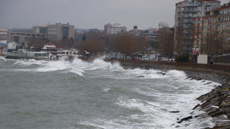 Marmara Denizi'nde şiddetli poyraz ulaşımı engelledi