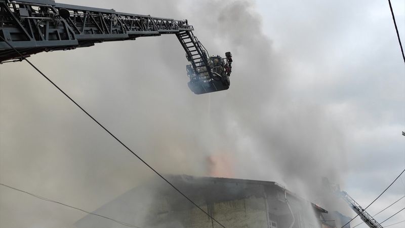Avcılar’da, iki binanın çatısı alevlere teslim oldu