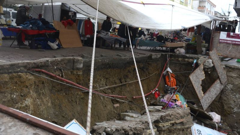 Avcılar'da, semt pazarında kaldırım çöktü