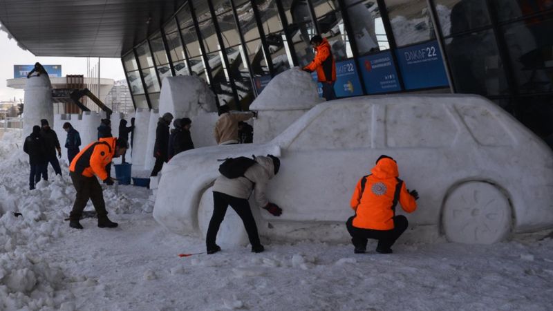 Erzurum’da, TOGG ve milli muharip uçağın kardan heykelini yaptılar