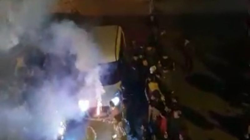 Beyoğlu'nda yol kapatıp meşale yakan magandalar kamerada