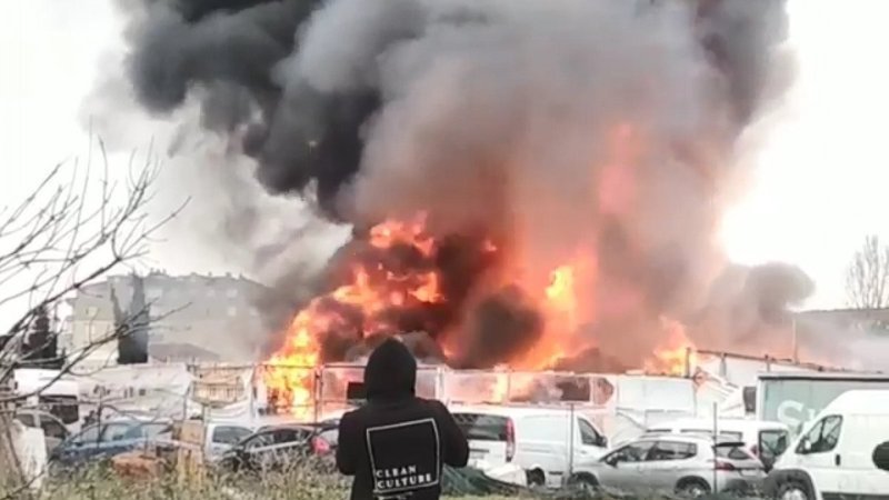 Ataşehir'de plastik ve tahta palet üretimi yapılan iş yerinde yangın