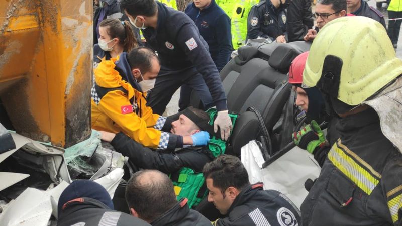 Denizli'de tırların arasında kalıp öldüğü sanılan sürücü sağ çıkartıldı