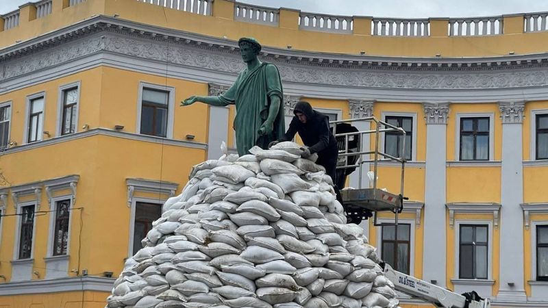 Ukrayna'da Odessalılar, kentin simge heykelini korumaya aldı