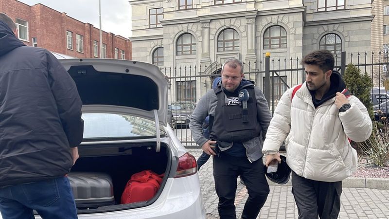 Ukrayna'da muhabirler, sığınakta mahsur kalan öğrenciyi kurtardı