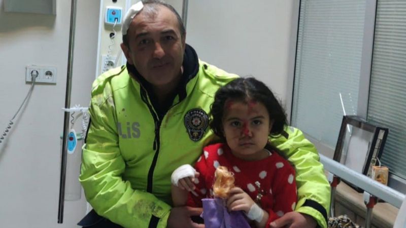 Kars'ta küçük kızı kurtaran polis memuru yaralandı
