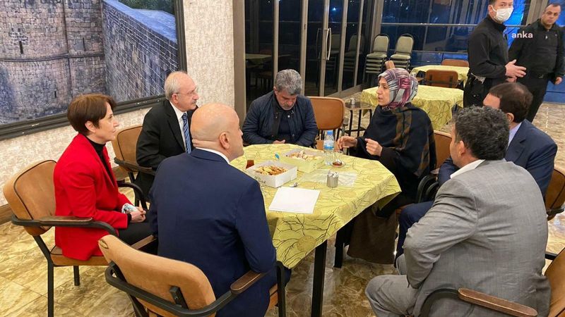 Kılıçdaroğlu Diyarbakır'da evlat nöbetindeki ailelerle görüştü
