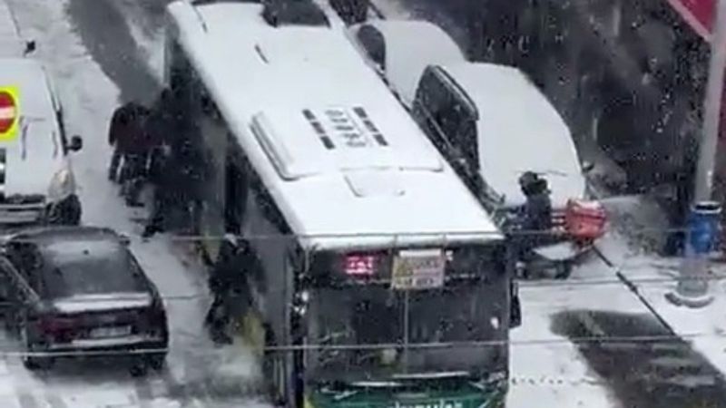 Sultangazi’de yolda kalan otobüsü yolcular itti