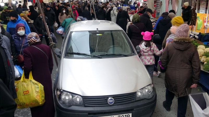Avcılar'da pazara park edilen otomobil unutuldu
