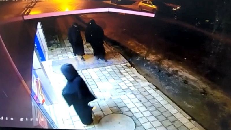 Sultanbeyli’de, oyuncak silahla market soymaya kalkan çarşaflı şüpheliler yakalandı