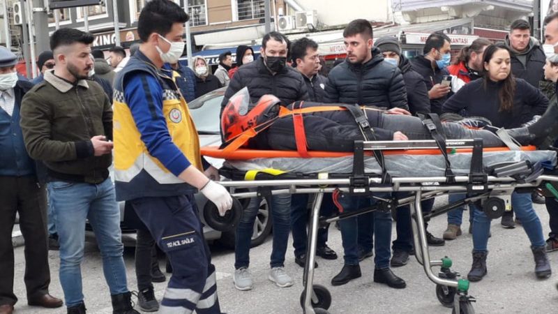 Balıkesir'de devrilen motosikletliye, otomobil çarptı