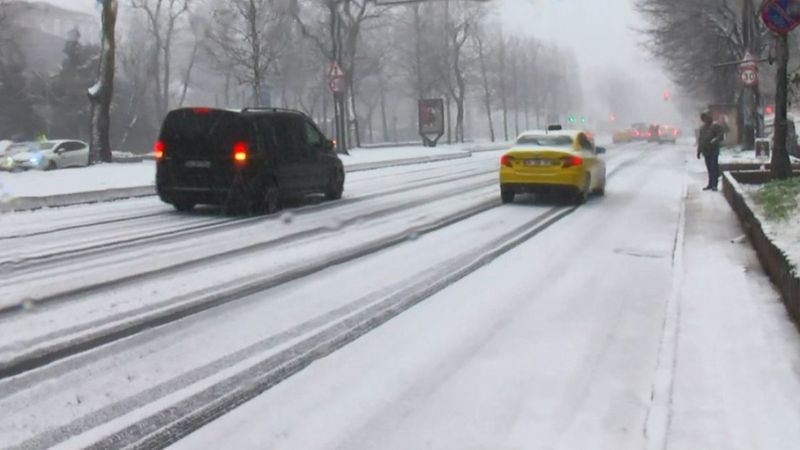Beşiktaş'ta hızlanan kar, sürücülere zor anlar yaşattı