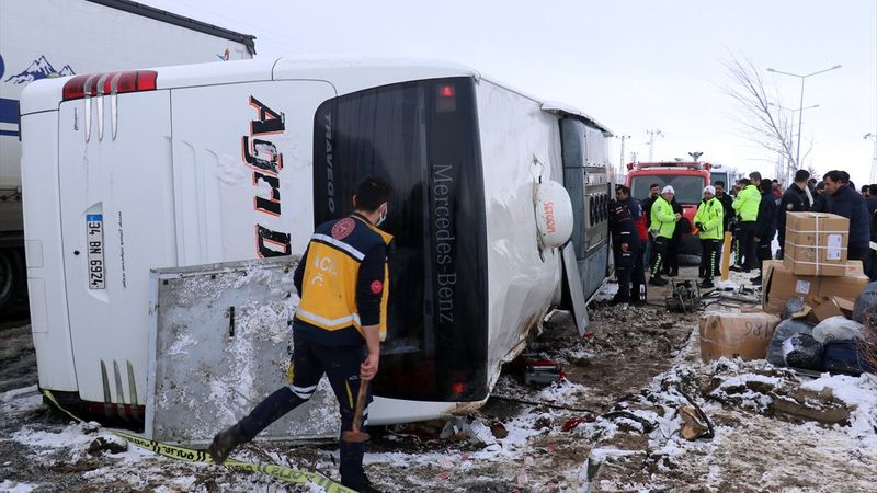 Ağrı'da yolcu otobüsü devrildi: 12 yaralı