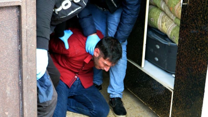 Adana'da bonzai yakalatan şahıs hüngür hüngür ağladı