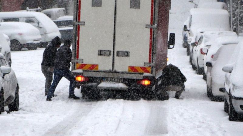 Kağıthane'de kar nedeniyle yaya ve sürücüler zor anlar yaşadı