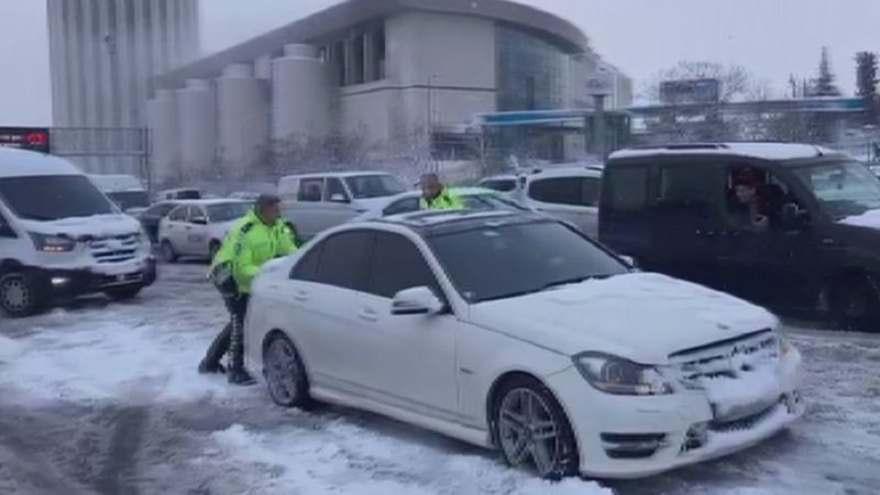 Bağcılar'da yolda kalan araçlara trafik polislerinden yardım