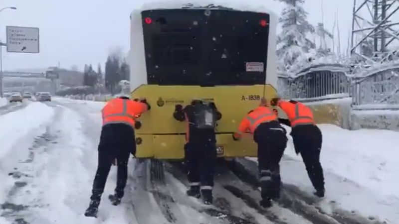 İETT araçları, kar nedeniyle yollarda kalıyor