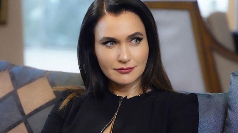 Yasak Elma'nın Ender'i göğüs dekolteli elbisesiyle tam afet-i devran! 'Beğen butonu çöktü be'