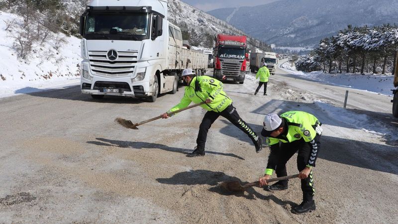 Denizli'de polisler, kapanan yolu küreklerle tuz atarak açtı