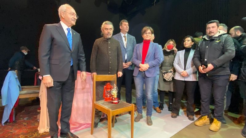 Kılıçdaroğlu, elektrikleri kesilen Moda Sahnesi'ne kandille geldi