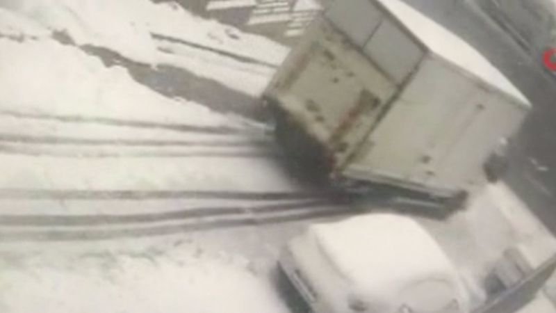 İstanbul'da karda kayan kamyonetin devrilme anı