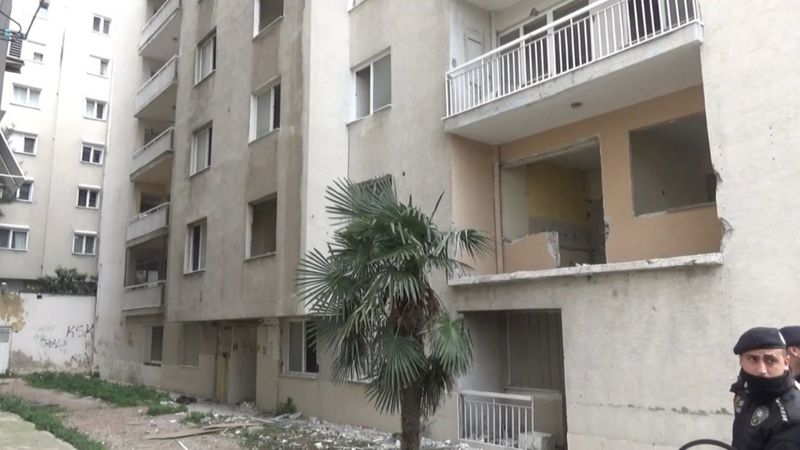 İzmir'de genç adam, asansörün altında kalarak can verdi