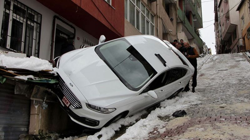 Kağıthane'de buzlu yolda kayan araç doğalgaz kutusuna çarptı