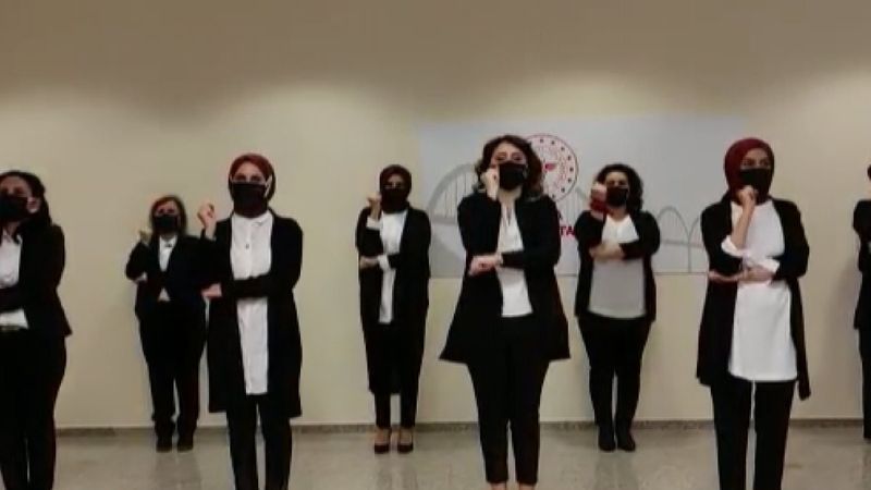 Samsun'da sağlık çalışanlarından, işaret diliyle İstiklal Marşı