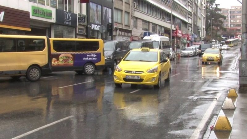 Kadıköy'de polis aracına çarpan korsan taksici yakalandı