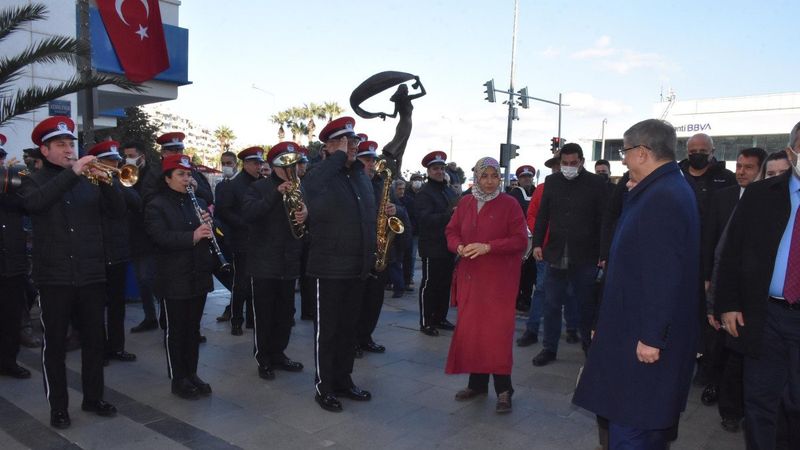 Ahmet Davutoğlu, İzmir Marşı'yla karşılandı
