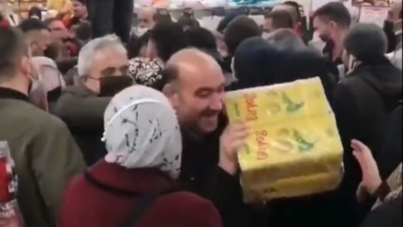 İstanbul’da, zincir markette ayçiçek yağı izdihamı