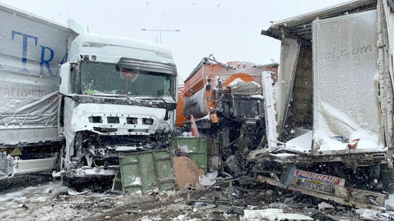 Kuzey Marmara Otoyolu'nda 4 tır birbirine girdi