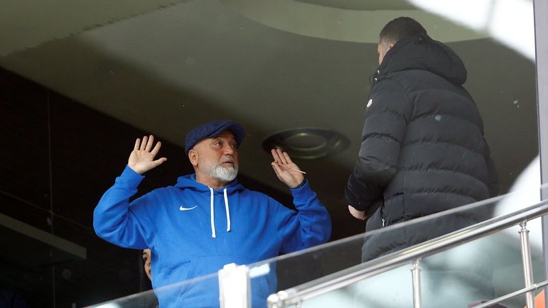 Tribünlerden Hikmet Karaman'a istifa çağrısı