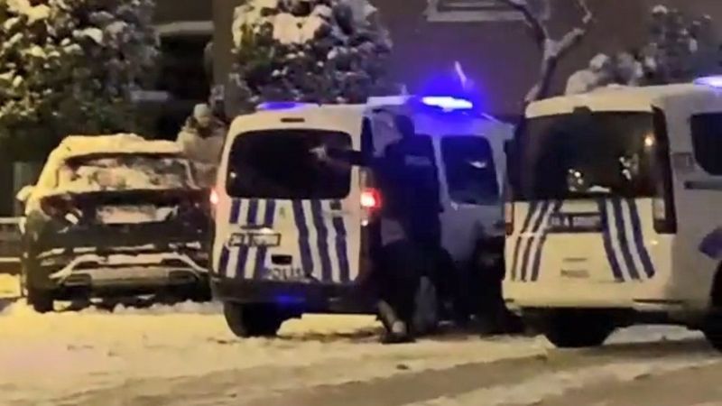 Bakırköy'de polis, vatandaşların kar topu oyununa eşlik etti
