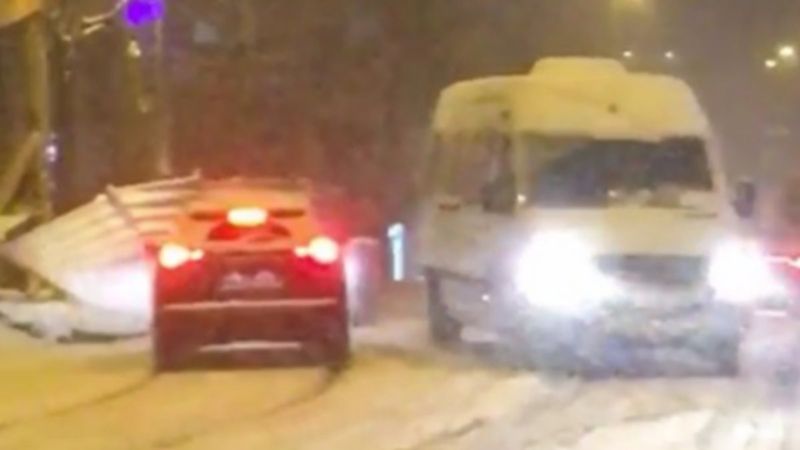 Esenyurt'ta sürücülerin refleksleri, olası kazayı önledi