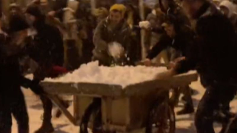 Kadıköy'de sokağa dökülen mahalleli, kar topu savaşı yaptı