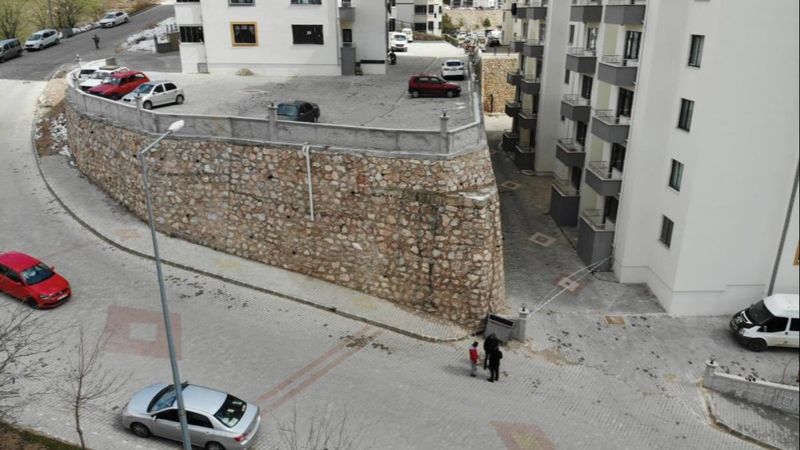 Tokat'ta 12 katlı binanın istinat duvarında çatlaklar oluştu