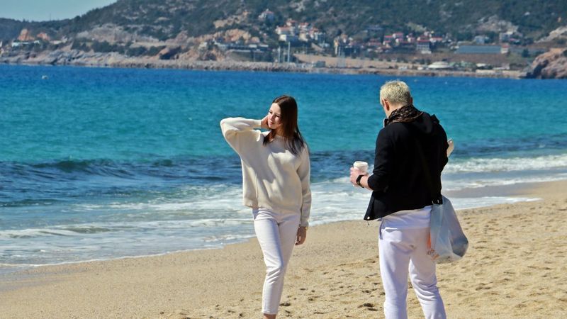 Alanya'da sıcak havayı fırsat bilenler sahile koştu