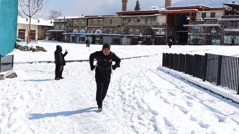 Bursa'da Atletizmci esnaf, işine koşarak gidiyor