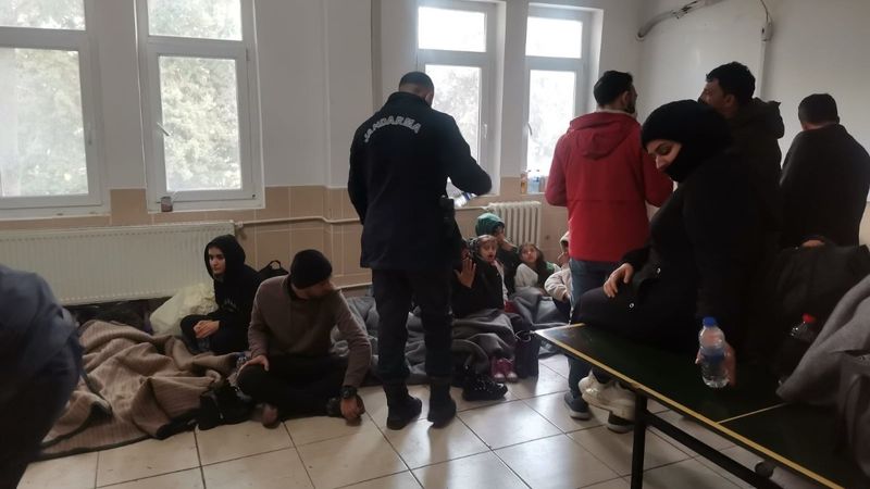 İzmir'de, 222 kaçak göçmen yakalandı