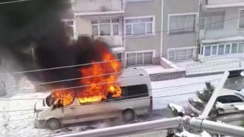 Konya'da park halindeki öğrenci servisi alev aldı