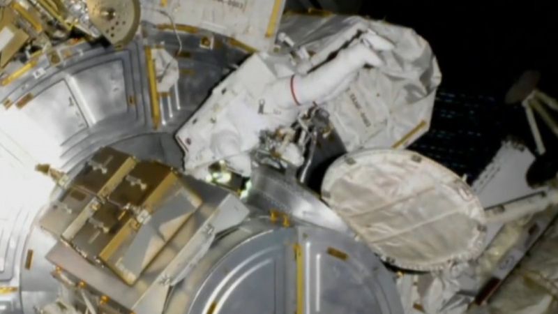 NASA astronotları uzay yürüyüşüne başladı