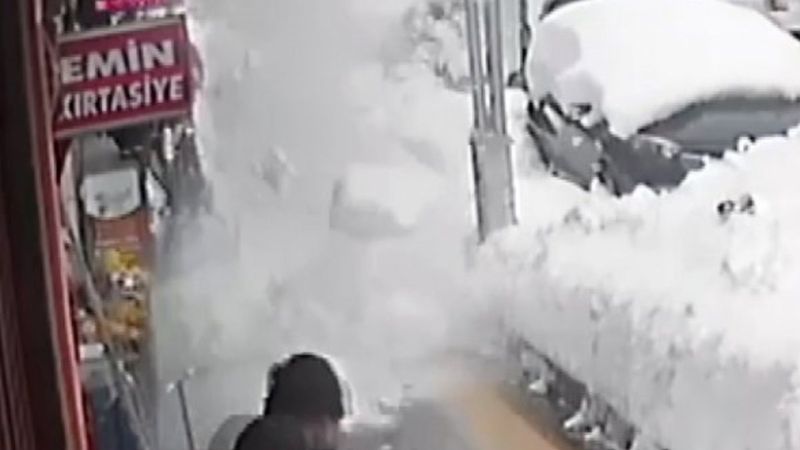 Muş'ta kaldırıma düşen kar kütlesinden saniyelerle kurtuldular