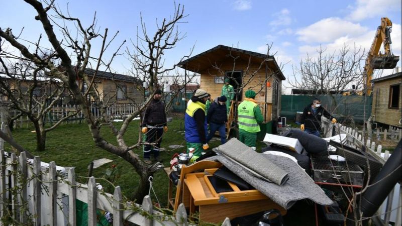Bursa'da hobi bahçesindeki kaçak konutlar yıkıldı