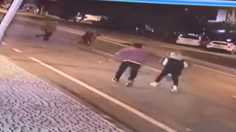 Büyükçekmece'de eski eşini sokak ortasında dövdü, serbest bırakıldı