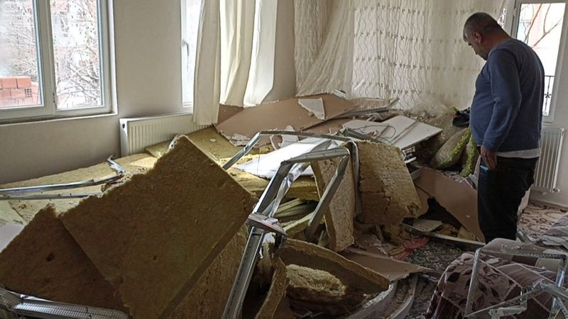 Adıyaman’da yaşlı çift, çöken asma tavanın altında kaldı