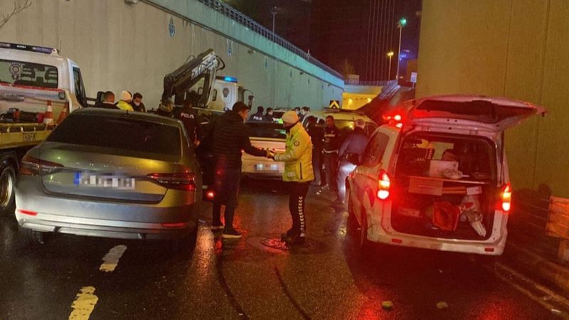 İstanbul'da 'dur' ihtarına uymayan otomobilin sürücüsü 3 polise çarptı